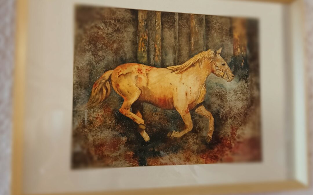 C'est l'automne : le cheval en mouvement évolue dans une forêt aux teintes brunes, ocres et dorées qui créent une atmosphère chaleureuse. Le contraste du flou et du mouvement donne à la scène une dimension presque rêveuse à ce tableau animalier réalisé dans un mélange d'encre et d'aquarelle. Cette œuvre originale s'adresse aux amoureux des chevaux et de la nature. Elle sera visible sur RV lors du Salon des Indépendants, organisé par l'Académie Lyonnaise de Peinture qui se déroulera sous un chapiteau dédié à LYON Bellecour, du 8 au 18 Octobre.