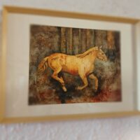 C'est l'automne : le cheval en mouvement évolue dans une forêt aux teintes brunes, ocres et dorées qui créent une atmosphère chaleureuse. Le contraste du flou et du mouvement donne à la scène une dimension presque rêveuse à ce tableau animalier réalisé dans un mélange d'encre et d'aquarelle. Cette œuvre originale s'adresse aux amoureux des chevaux et de la nature. Elle sera visible sur RV lors du Salon des Indépendants, organisé par l'Académie Lyonnaise de Peinture qui se déroulera sous un chapiteau dédié à LYON Bellecour, du 8 au 18 Octobre.