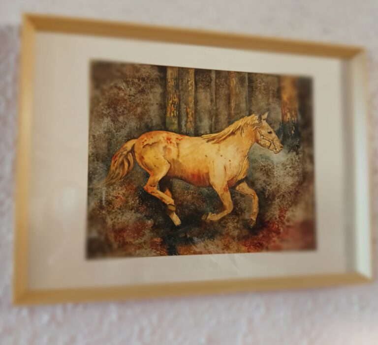 C'est l'automne : le cheval en mouvement évolue dans une forêt aux teintes brunes, ocres et dorées qui créent une atmosphère chaleureuse. Le contraste du flou et du mouvement donne à la scène une dimension presque rêveuse à ce tableau animalier réalisé dans un mélange d'encre et d'aquarelle. Cette œuvre originale s'adresse aux amoureux des chevaux et de la nature. Elle sera visible sur RV lors du Salon des Indépendants, organisé par l'Académie Lyonnaise de Peinture qui se déroulera sous un chapiteau dédié à LYON Bellecour, du 8 au 18 Octobre.