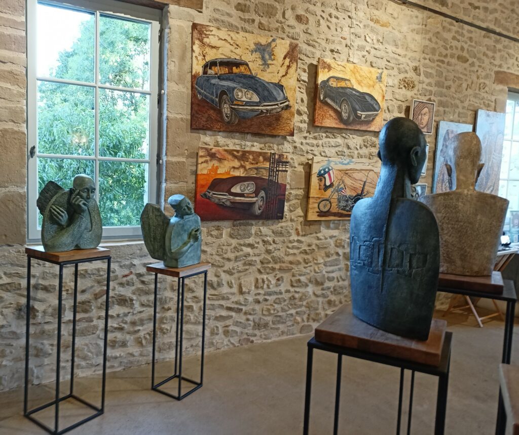 Voitures et motos de légende font partie des créations originales de Michel PERRIER, aux côtés de tableaux pointillistes aux influences néo-impressionnistes. Les murs en pierre de la salle de réception du château Teyssier de Savy à Saint-Chef leur servent d'écrin lors des Journées Européennes du Patrimoine.