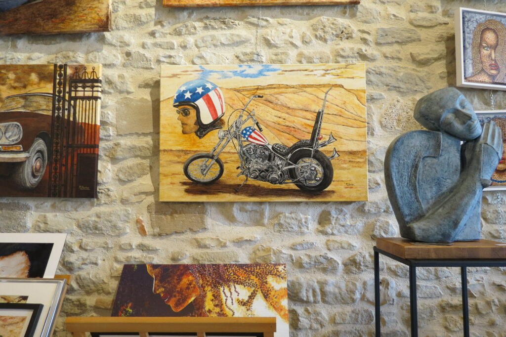 Voitures et motos de légende font partie des créations originales de Michel PERRIER, aux côtés de tableaux pointillistes aux influences néo-impressionnistes. Les murs en pierre de la salle de réception du château Teyssier de Savy à Saint-Chef leur servent d'écrin lors des Journées Européennes du Patrimoine.