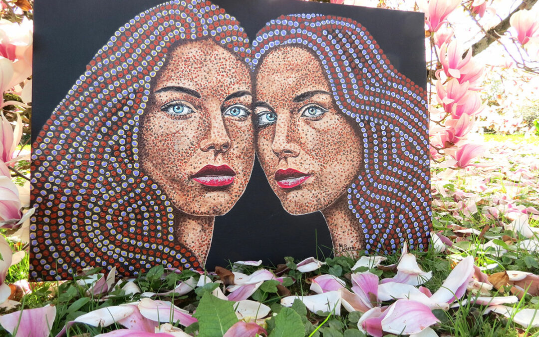 Tableau pointillé de 2 sœurs, pris en photo devant un magnolia fleuri. Format 50 X 73 cm en techniques mélangées