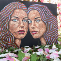 Tableau pointillé de 2 sœurs, pris en photo devant un magnolia fleuri. Format 50 X 73 cm en techniques mélangées