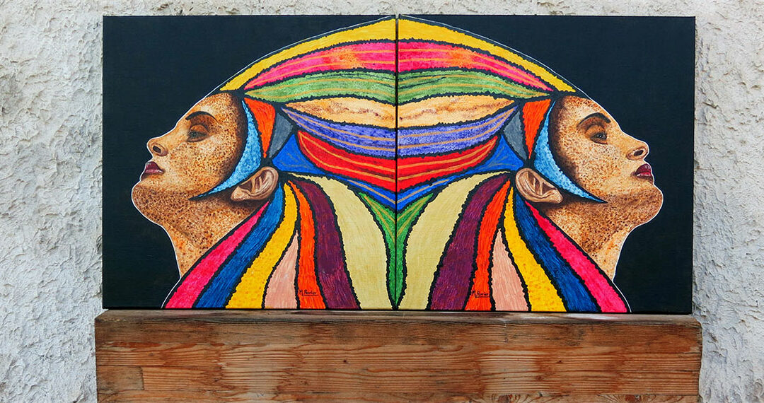Deux portraits pointillés et multicolores se disposent dos à dos ou face à face. Format de 50 X 50 cm.