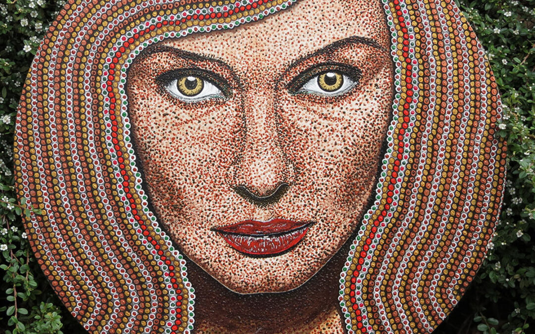 Ce visage féminin, réalisé en technique pointillée sur une toile circulaire, met en valeur un visage au regard scrutateur et attentif . Les points de couleurs contrastées et la chevelure perlée forment un ensemble décliné dans des teintes ocre, rouge et doré. Toile circulaire, en technique mixte, de diamètre 80 cm.
