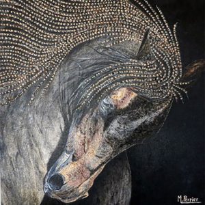 Le CHEVAL GRIS semble effectuer une révérence. Les teintes de sa crinière à la manière de perles créent un contraste vibrant avec le museau et les naseaux, qui semblent prêts à s'animer. Format 60 X 60 cm en techniques mixtes.