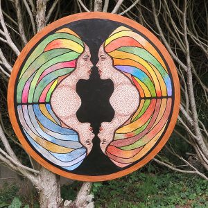 Avec une toile circulaire de 100cm de diamètre, quatre profils féminins en technique pointillée symbolisent chaque saison avec ses couleurs de référence.